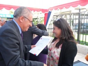 Alcalde entrega subsidio2