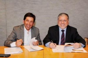 Miguel Vega, Presidente de la Junta Vigilancia Río Putaendo junto a Juan Eduardo Vásquez, Gerente División Negocios y Gestión de Energía de  Colbún, durante la firma de convenio