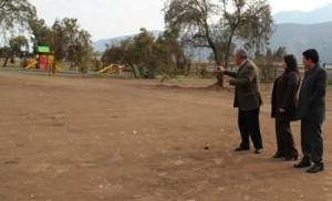 Alcalde junto a funcionarios municipales parque